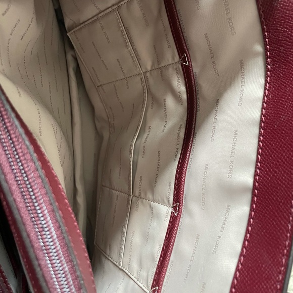 MICHAEL KORS
Voyager Medium Logo Tote Bag - Picture 6 of 7